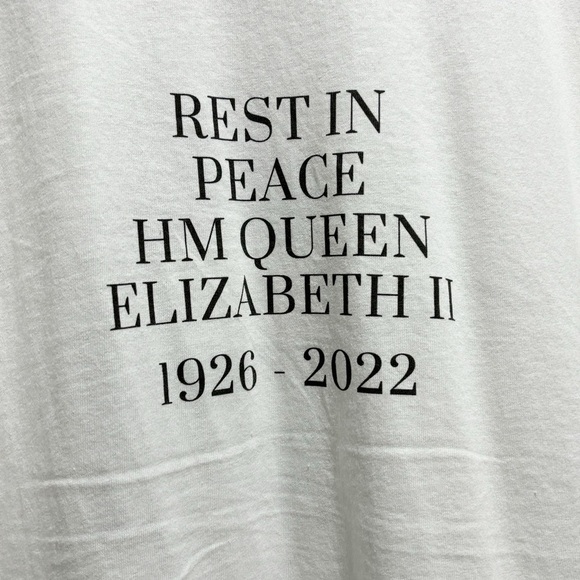 GILDAN Women’s White Graphic Tee QUEEN ELIZABETH II RECOLLECTIONS MAY VARY Sz XL - Picture 4 of 6